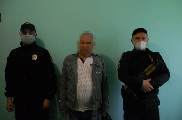 Вчера, 2 июня, оперативники уголовного розыска Рубежанского отдела полиции разоблачили 57-летнего жителя Краматорска, который подозревается в совершении серии краж.