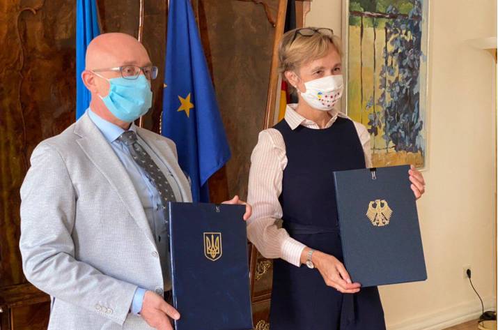 Сегодня, 3 июня, Украина и Германия подписали соглашение о сотрудничестве в рамках проекта «Жилые помещения для внутренне перемещенных лиц».