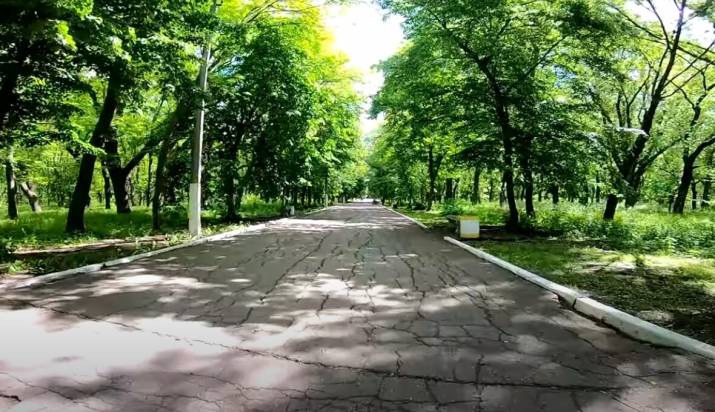 Житель оккупированной Горловки Олег показал, как сейчас выглядит центральный городской парк культуры и отдыха им. Горького. 