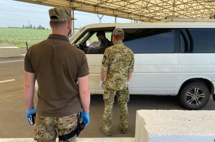 По состоянию на 11.00 сегодняшнего дня, на КПВВ Донбасса продолжили прибывать люди, которым необходимо попасть на временно оккупированную территорию Украины для решения проблем социально-гуманитарного