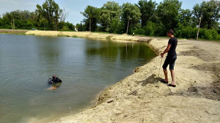Вчера, 16 июня, в 12:34 в Службу спасения поступило сообщение о том, что в водоеме, который находится в Марковке, вероятно, утонул человек.