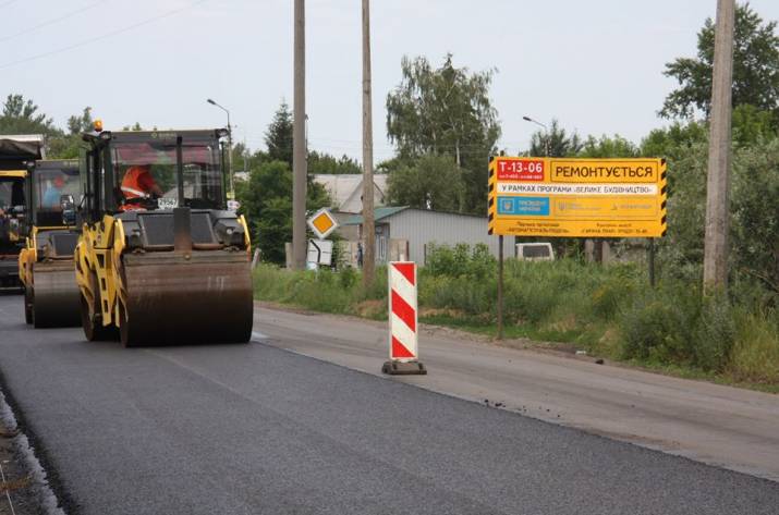 В Луганской области амбициозный проект «Большая стройка» вышел на финишную прямую. На этой неделе сразу два подрядчика начали улаживать верхний слой покрытия дороги.