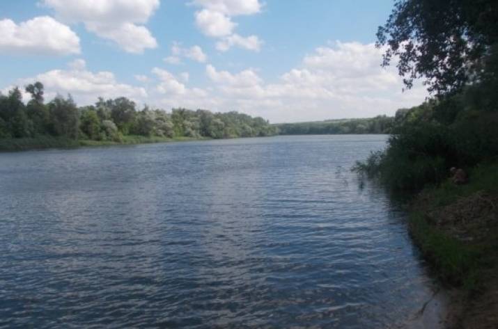 На оккупированной Луганщине из реки достали тело мужчины.