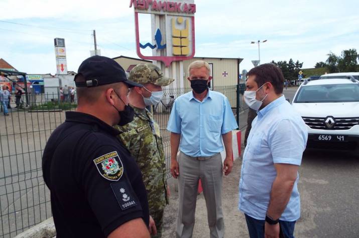 Глава Луганской ОГА Сергей Гайдай проинспектировал работу КПВВ и ремонт дороги в Станице Луганской.