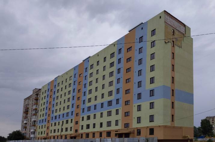 Сильный ветер повредил дом для переселенцев в Рубежном