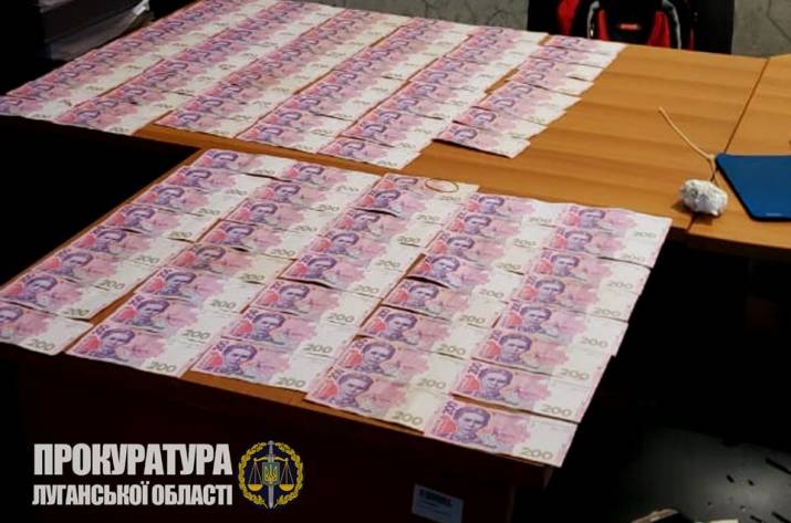 Вчера, 22 июня, во время получения неправомерной выгоды были разоблачены и задержаны начальник следственного подразделения одного из отделов полиции ГУНП в Луганской области и адвокат.