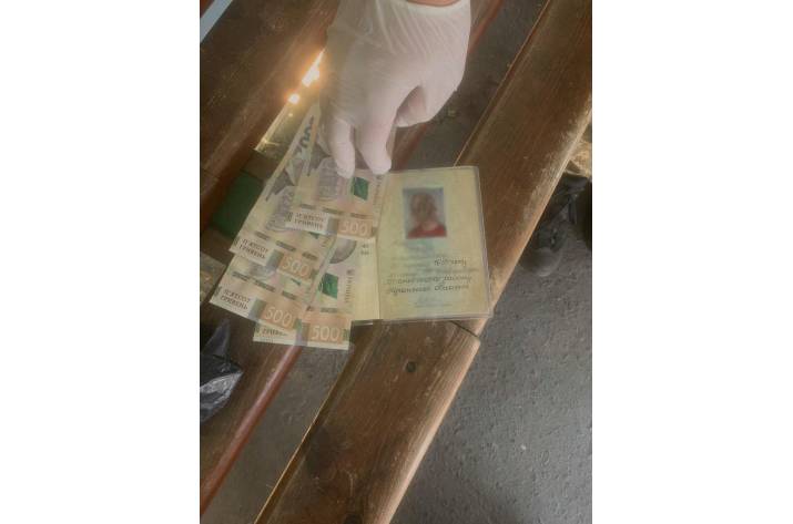 Вчера, 23 июня, на КПВВ «Станица Луганская» 65-летняя жительница Хмельницкой области пыталась подкупить должностное лицо Госпогранслужбы.