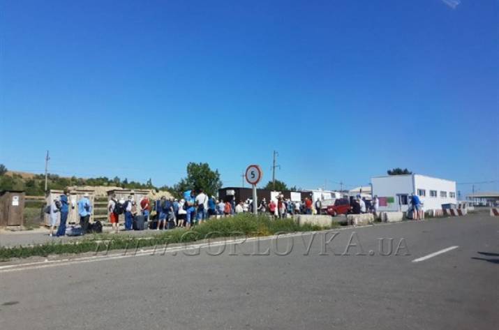 На КПВВ «Новотроицкое» образовалась большая очередь из желающих попасть на подконтрольную боевикам «ДНР» территорию.