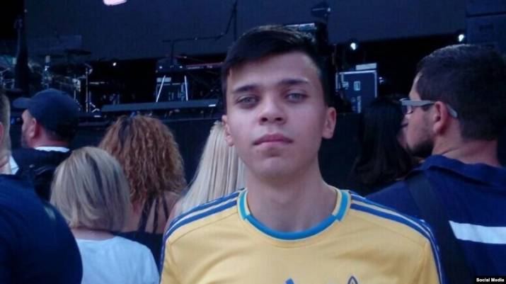 В Донецке задержали 20-летнего Богдана Максименко. В квартиру, где он жил, боевики ворвались 10 апреля, изъяли технику и забрали парня. Более двух месяцев семья не знала, где он и что с ним. Недавно в