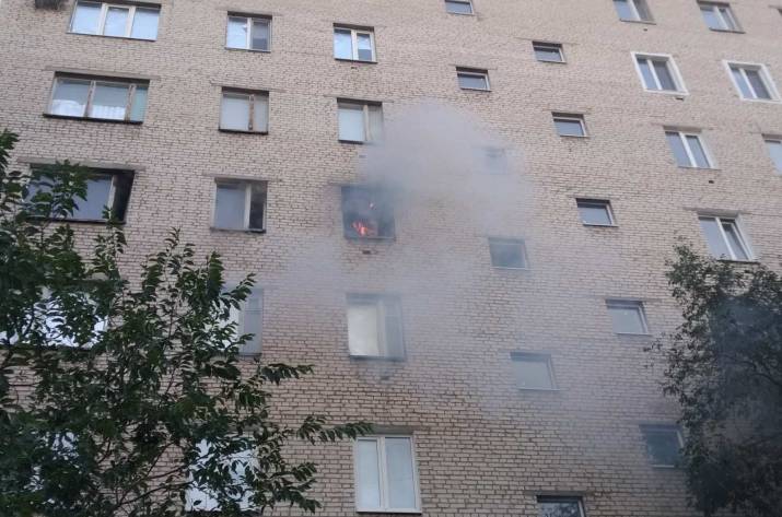 Во время ликвидации пожара в жилой многоэтажке Северодонецка спасли трех человек.