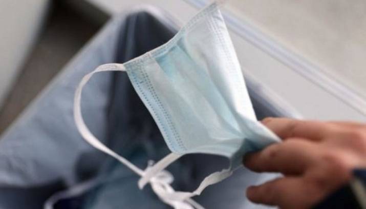 В Кабинете министров разъяснили, как утилизировать использованные маски и перчатки. Министерство защиты окружающей среды и природных ресурсов разработало рекомендации по их утилизации.