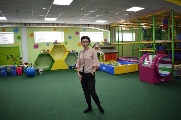 Предпринимательница из Кременной Олеся Изутина открыла в городе детский развлекательный центр и при нем хаб для молодежи.