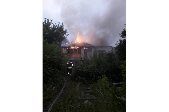 Вчера, 14 июля, в 20:05 в Службу спасения поступило сообщение о том, что горит заброшенный дом по ул. Леси Украинки в Лисичанске.