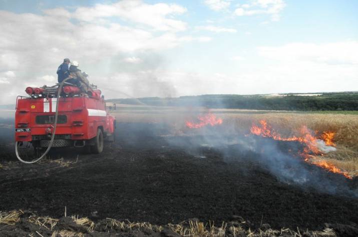 Вчера, 15 июля, в 14:59 на телефон Службы спасения поступило сообщение о пожаре возле с. Тишковка Марковского района.