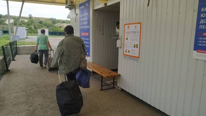 Сегодня, 17 июля, до 12:00 через КПВВ «Новотроицкое» в ОРДО последовало 127 человек и 4 транспортных средства, на подконтрольную Украине территорию - 24 человека и 4 транспортных средства.