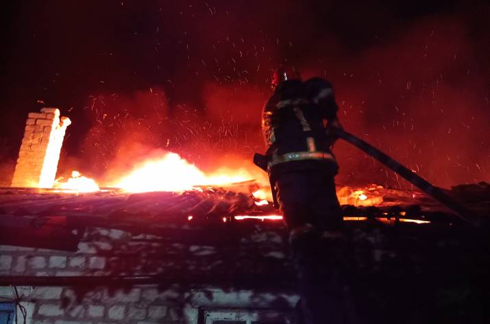 Вчера, 28 июля, в 2:15 в Службу спасения поступило сообщение о пожаре в продовольственном магазине по ул. Октябрьская в Лисичанске.