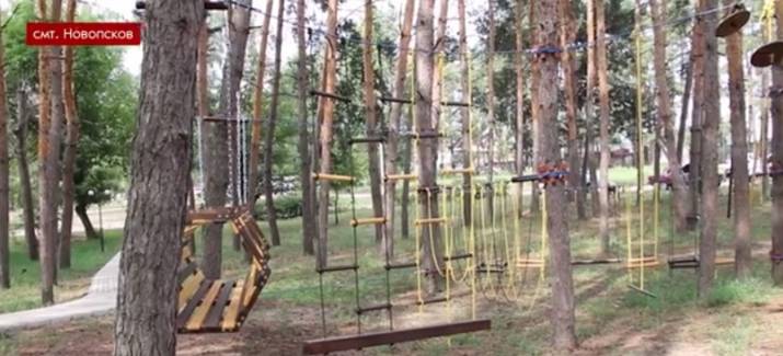 В Новопскове построили бесплатный веревочный парк.