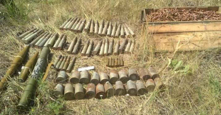 В лесополосе возле поселка Пески Новопсковского района выявили тайник с военными средствами поражения участников незаконных вооруженных формирований.