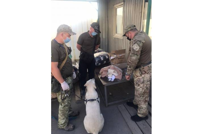 На днях 24-летний парень пытался пронести через контрольно-пропускной пункт въезда-выезда «Станица Луганская» наркотики. Их нашла служебная собака в одном из пакетов с вещами молодого человека.