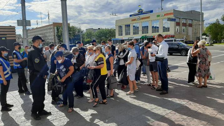 В Северодонецке протестуют против непроведения выборов: прямая трансляция