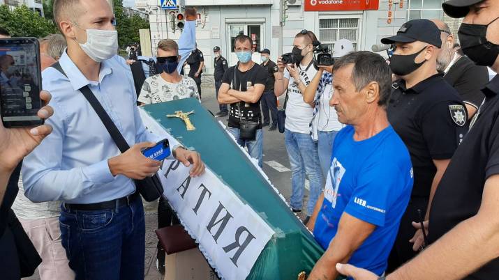 На акцию протеста в Северодонецке принесли гроб (фото)