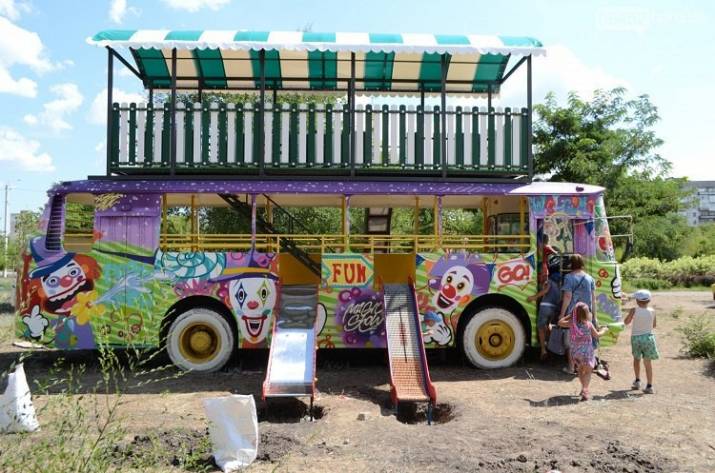 В Северодонецке появился еще один арт-объект – это разрисованный двухэтажный автобус.