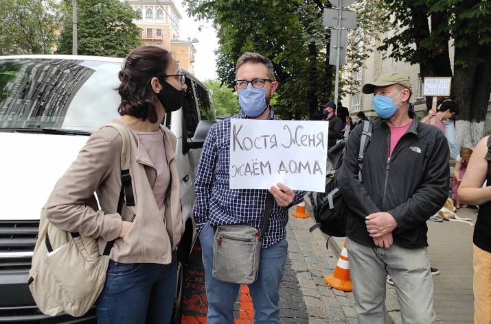 В Киеве возле посольства Белоруси проходит акция солидарности с Беларусью. Кроме того, здесь собрались те, кто хочет поддержать задержанных в Минске Константина Реуцкого и Евгения Васильева.