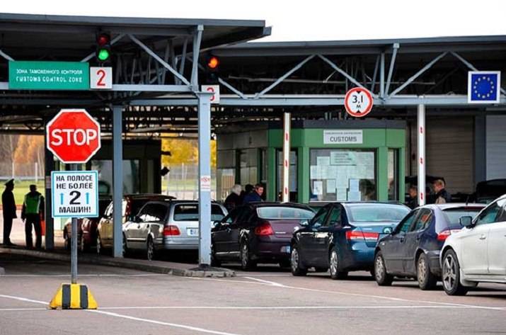 Когда люди выезжают из «Л-ДНР» через Россию на своем транспорте, то часто при въезде в Украину они сталкиваются с вымоганием «штрафов» под угрозой конфискации автомобиля.