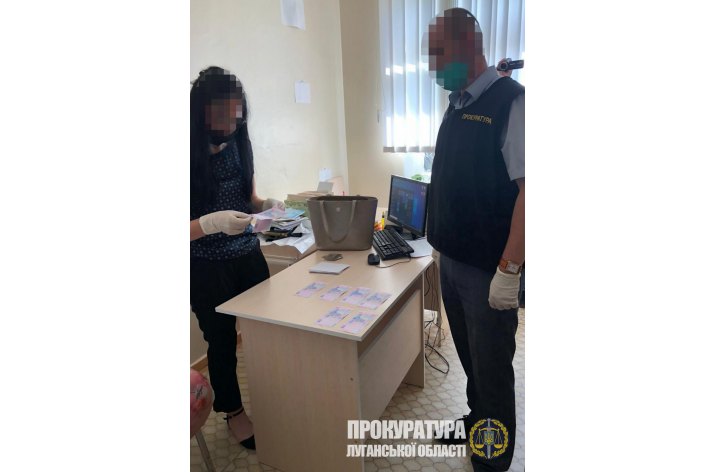 Врача Луганской областной детской клинической больницы разоблачили в вымогательстве взятки от родителей больного ребенка за подтверждение его диагноза.