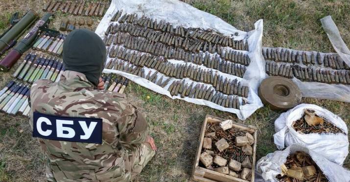 Сотрудники Службы безопасности Украины обнаружили в Луганской области схрон с военными средствами поражения.