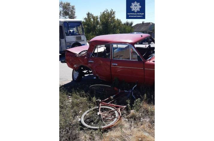 В Рубежном столкнулись грузовик, легковой автомобиль и велосипедистка.