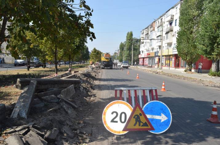 На проспекте Гвардейский в Северодонецке продолжают ремонтировать дорогу.