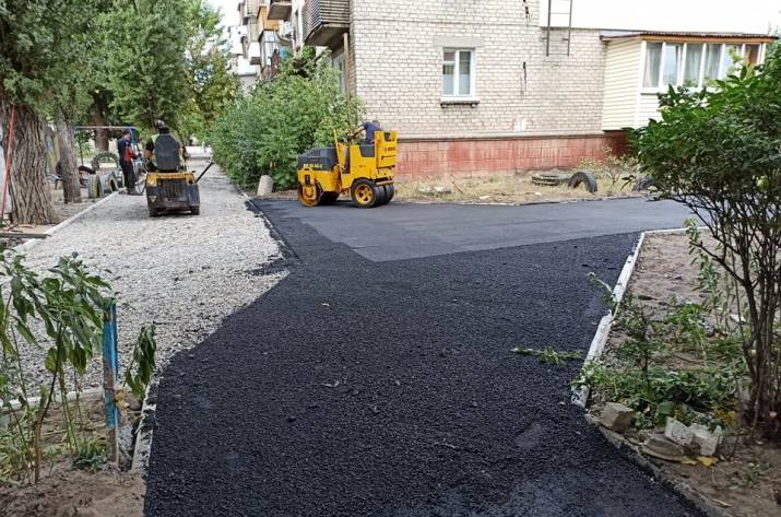 В Северодонецке продолжается капитальный ремонт внутриквартальных дорог и тротуаров.