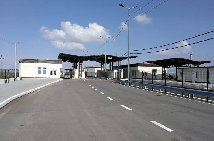 В Донецкой и Луганской областях начата подготовка к строительству сервисных центров. Уже в ноябре планируется открыть сервисный центр на КПВВ «Счастье», а в декабре - на КПВВ «Новотроицкое».