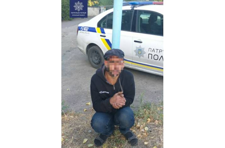 Патрульным, благодаря бдительности и помощи спасателей, удалось задержать мужчину, который, вероятно, причастный к поджогу автомобилей в Северодонецке.