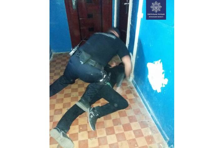 В Северодонецке задержали мужчину, который напал на 82-летнюю женщину.