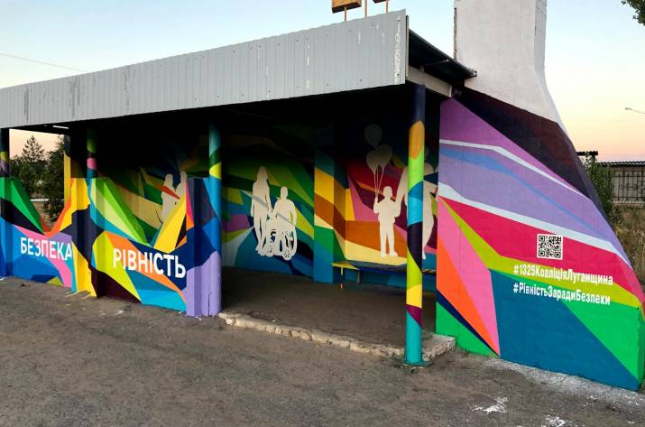 В рамках деятельности коалиции «Луганщина. Женщины. Мир. Безопасность» на фасадах остановок общественного транспорта в Рубежном и Северодонецке нанесены стилистические сюжетные композиции по тематике 