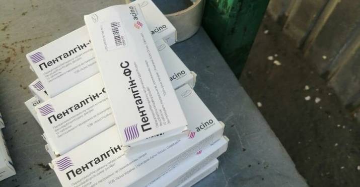 На КПВВ «Станица Луганская» у женщины выявили несколько сотен таблеток психотропного действия. 