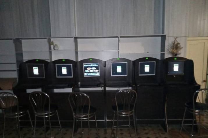 Вчера, 17 сентября, во время проведения санкционированного обыска старобельские правоохранители обнаружили в помещении бывшего заведения общественного питания подпольное игорное заведение.