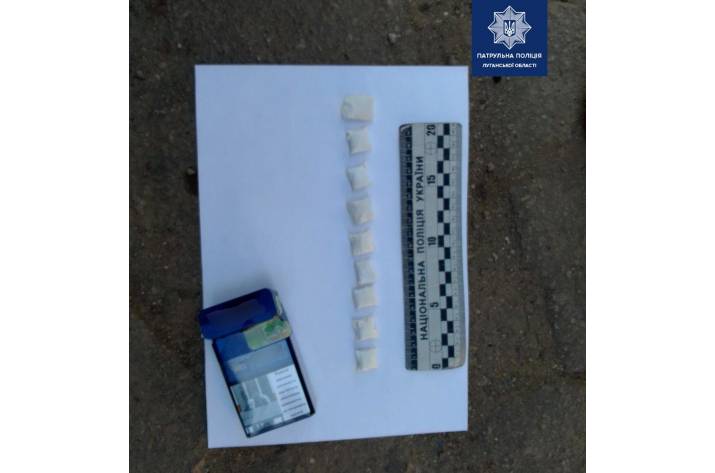 Вчера, 22 сентября, на улице Генерала Потапенко в Лисичанске патрульные заметили двух молодых мужчин, поведение которых показалась им подозрительным.