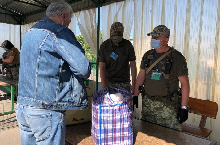 По решению командующего ООС, открыты для пропуска через линию разграничения три КПВВ, которые работают согласно осеннему графику - ежедневно с 07.00 до 18.30.