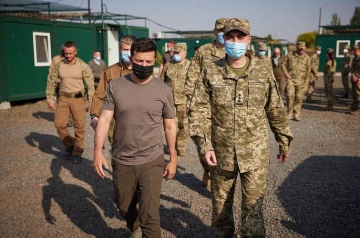 В рамках рабочей поездки в Донецкую область президент Украины Владимир Зеленский посетил контрольный пункт въезда-выезда «Майорское».