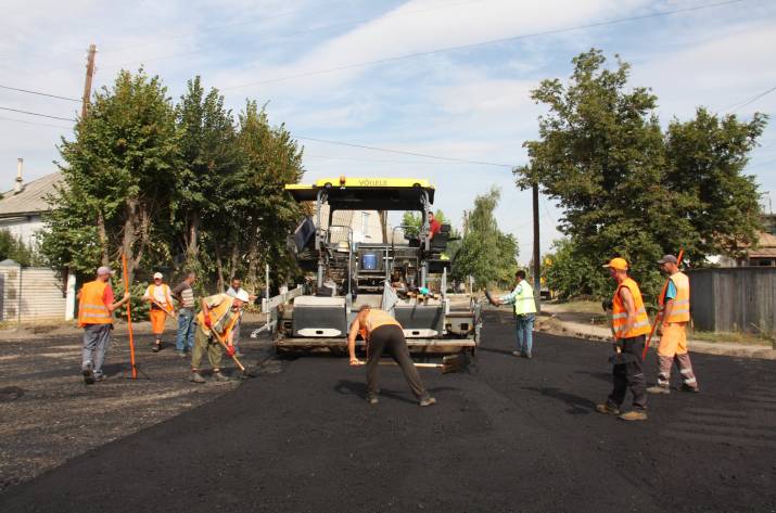 На дороге Н-21 продолжается ремонт. Основные работы на маршруте между Старобельском и Новоайдаром, протяженностью 40 км, будут выполнены до конца текущего года.