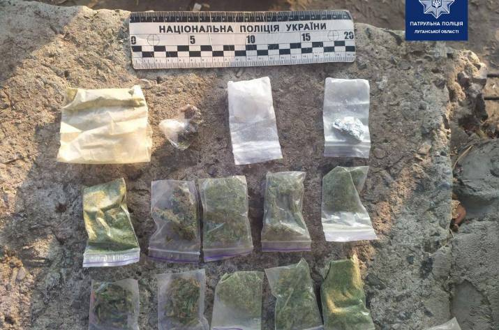 В Лисичанске патрульные роты ТОР обнаружили у мужчины наркотические вещества.