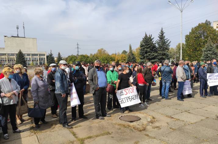 В Рубежном митинговали из-за отказа ТИК регистрировать кандидатов на выборы (видео)