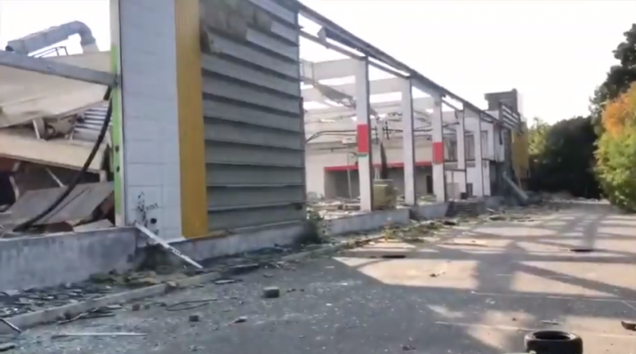 Разрушенный супермаркет «Амстор» в оккупированной Горловке становится местной достопримечательностью в негативном смысле.