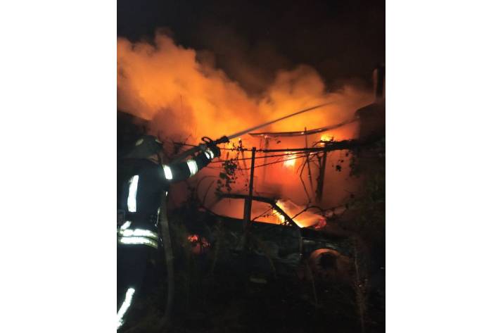 Сегодня, 30 сентября, в 00:57 в Службу спасения поступило сообщение о возгорании в Рубежном жилого дома, в котором, предположительно, находится человек.