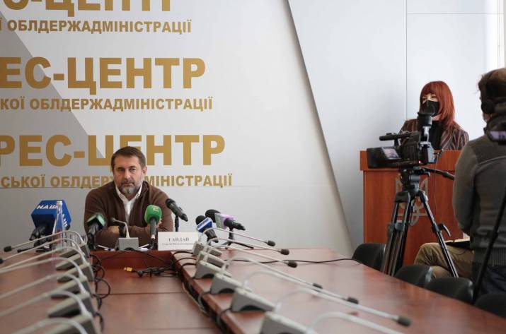 Глава Луганщины Сергей Гайдай заявил, что область пока не будут закрывать полностью, однако будут жестко проверять соблюдение карантина.