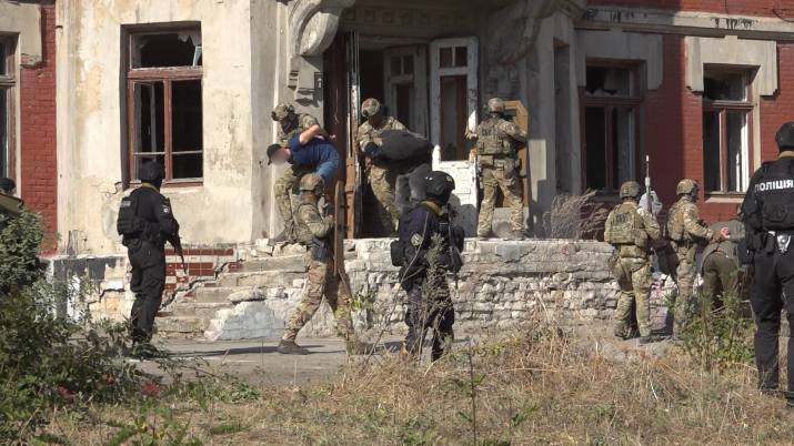 15-16 октября в Лисичанске, в рамках операции Объединенных сил, прошли плановые учения по противодействию диверсионным и террористическим угрозам.