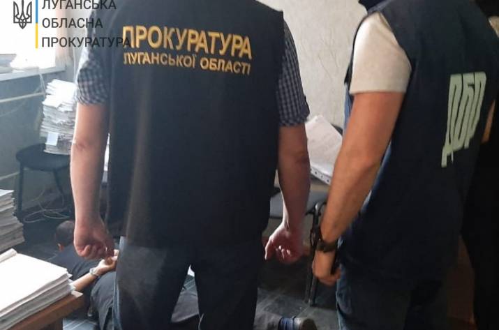 Начальника следственного подразделения одного из отделов Главного управления Национальной полиции в Луганской области будут судить за взятку.